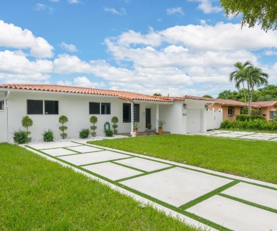 Foto del edificio - 1040 N Royal Poinciana Blvd