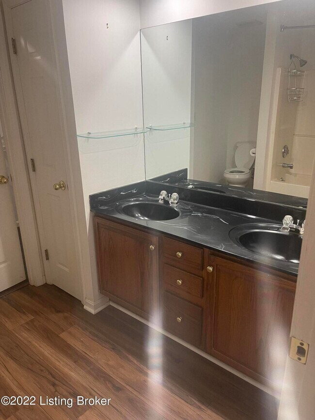 Foto del edificio - 6300 Camden Ct