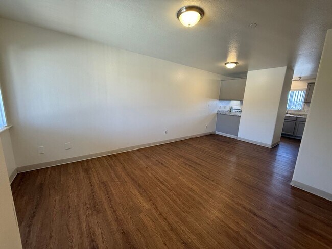 Building Photo - 1 Month Free Rent and $250 Walmart Gift Ca...