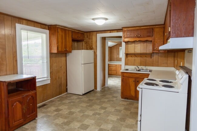 Building Photo - 1028 Fairview Dr SW