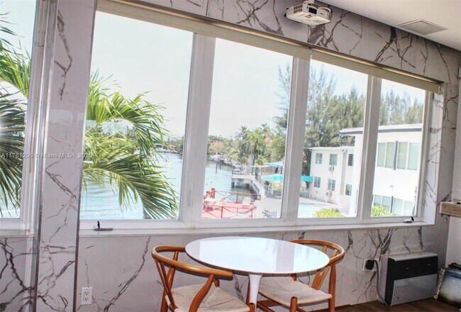 Foto del edificio - 4710 Pine Tree Dr