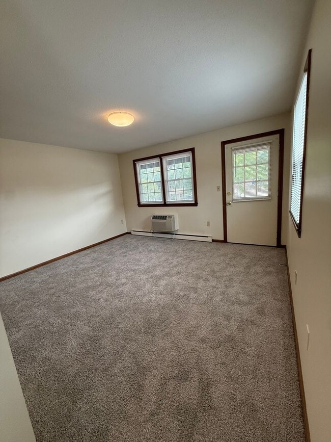 Building Photo - 643 Suffield St