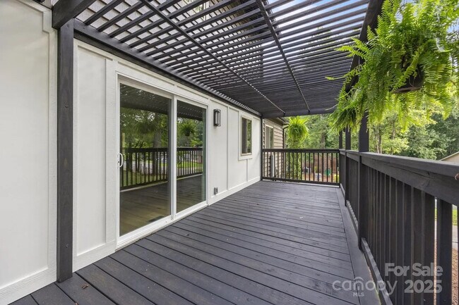 Foto del edificio - Room in House on Piney Path Rd