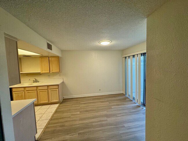 Building Photo - Two Primary Bedroom Condo near UNLV