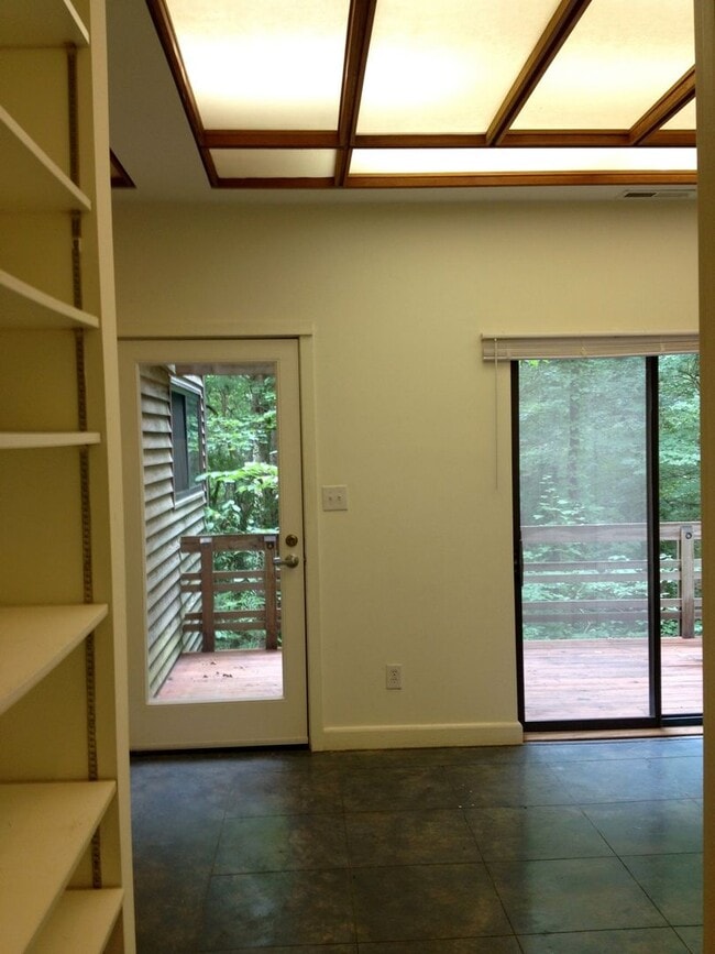 Building Photo - 1 Bed Apartment super close to UNC campus!  Quiet neighborhood & feels like living in a Tree House!