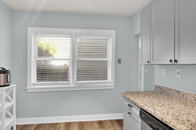 Building Photo - 2602 Riverside Dr