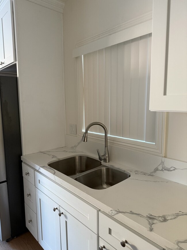 Hundir - 6167 Riverside Ave