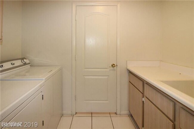 Building Photo - 4 br, 3 bath House - 8012 Shorecrest Dr