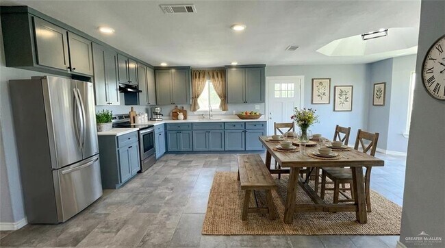 Foto del edificio - 16 Champion Dr