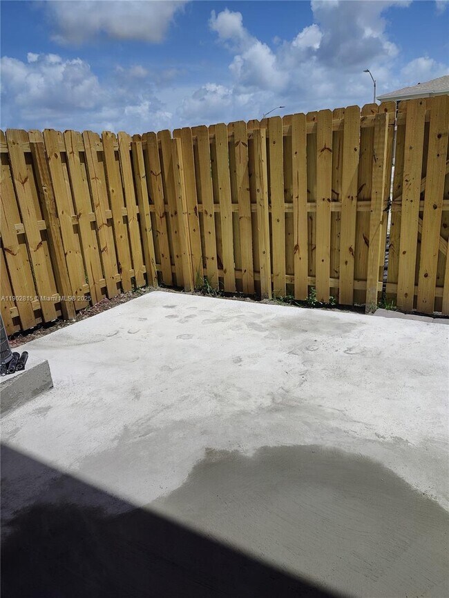 Building Photo - 444 NE 5th St