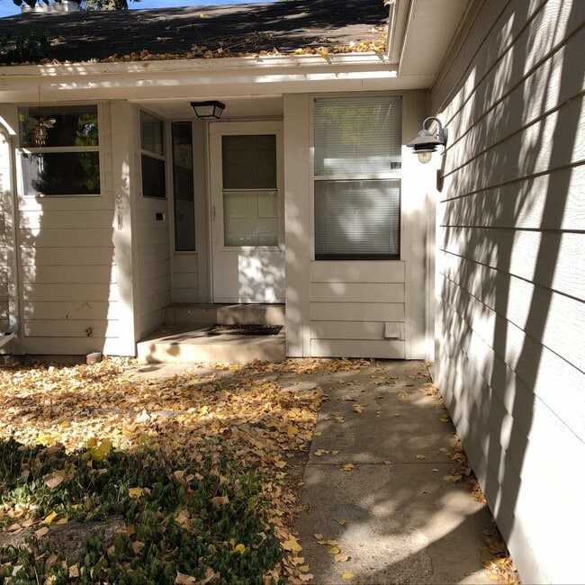 Building Photo - 942 Wakerobin Ln