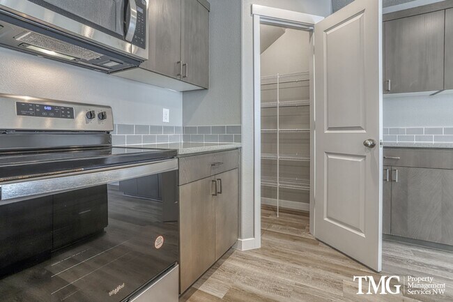 Building Photo - New End Unit Townhome w/ 3 Bedroom 2.5 Bath!
