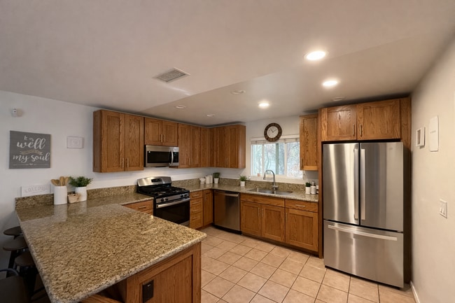 Building Photo - Large 5 Bed 3 Bath Home on East Falls - Popular Street Close to Campus!!!