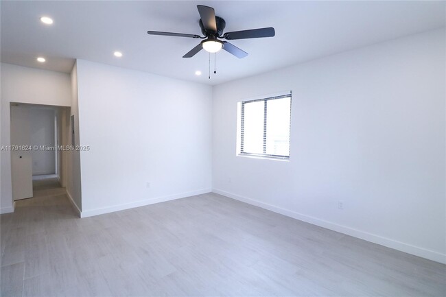 Building Photo - 221 SW 11th Ave