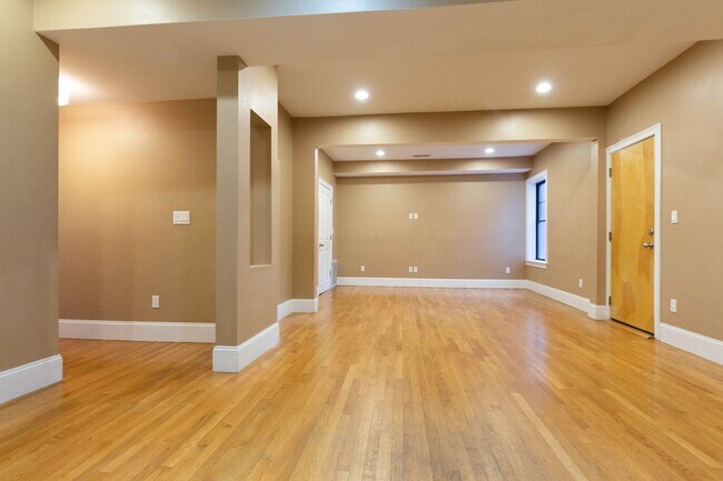 Building Photo - No Brokers Fee, Large Unit on Washington Sq. In-Unit Washer and Dryer, Central Heat/AC Large Bedr...