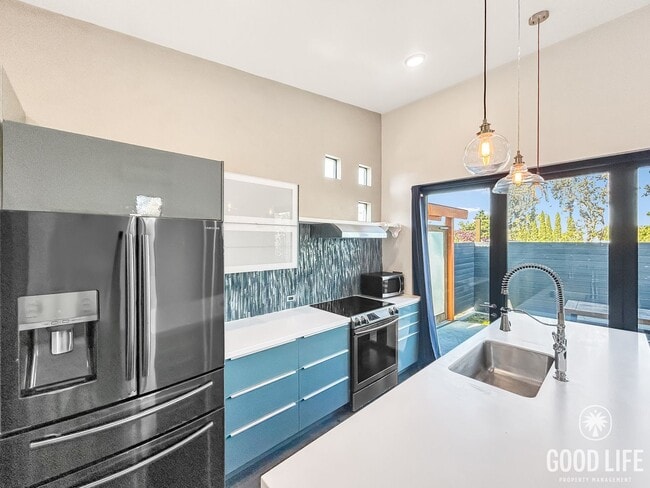 Foto del edificio - Stunning 2B/1BA Upgraded House w/ High Ceilings, Yard, W/D & A/C in South Park!