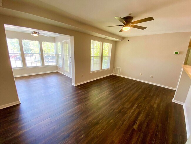 Foto del edificio - Charming 2 Bedroom/ 1 Bathroom Parkville Condo in Lovely Seven Courts Community