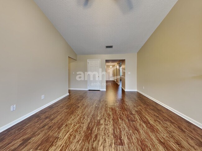 Foto del edificio - 530 Fallen Timbers Dr