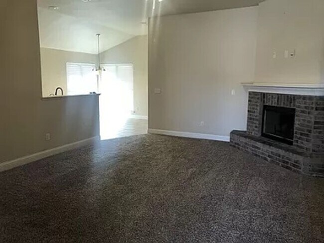 Building Photo - 3 Bedroom 2 bath home!