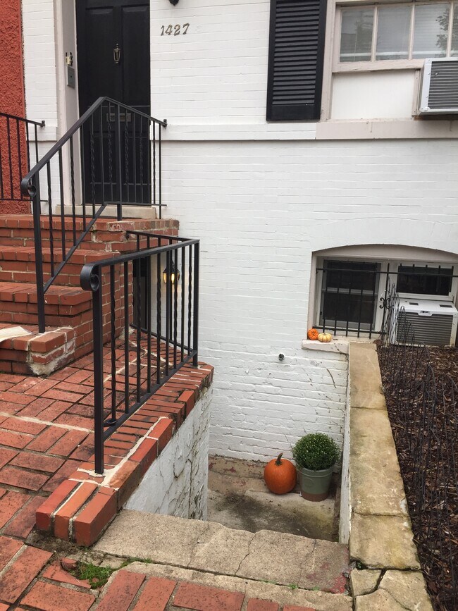 Building Photo - 1427 33rd St NW