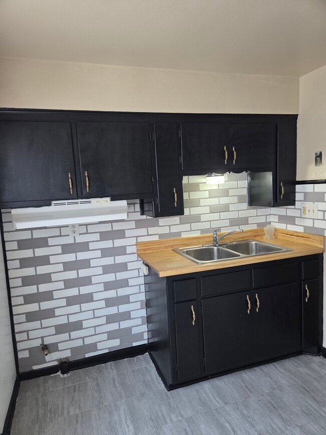 Building Photo - 453 S 72nd St
