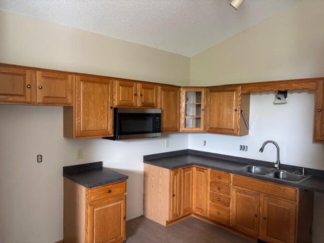Building Photo - 2 Bedroom 2 Bath Townhome in Rogers!