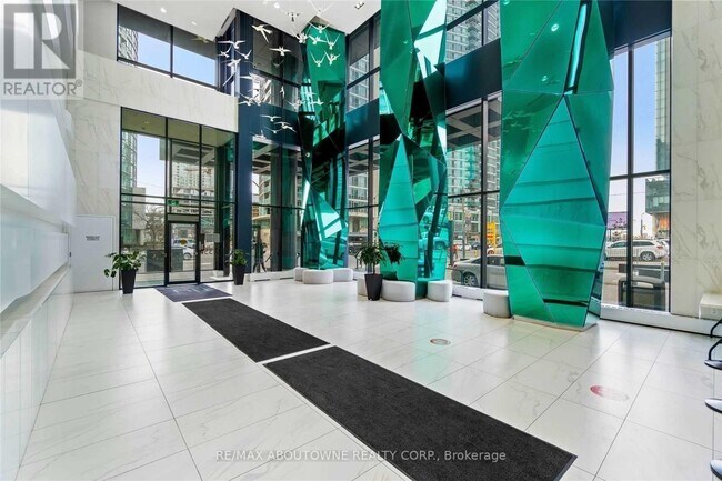 Photo du bâtiment - 352-352 Front St W