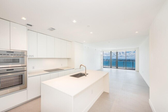 Foto del edificio - 700 NE 24th St