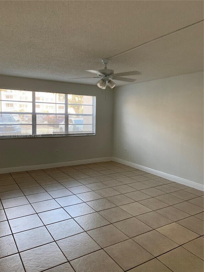 Foto del edificio - 6960 Miami Gardens Dr