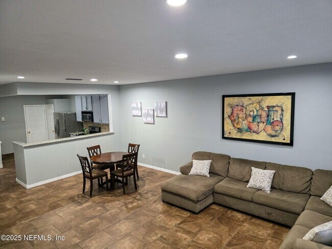 Building Photo - 7990 Baymeadows Rd