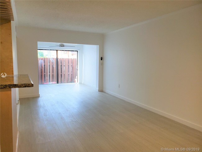 Foto del edificio - 660 W Park Dr