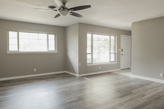 Building Photo - Cute 3BD/1BTH Home Corner Lot Near OU