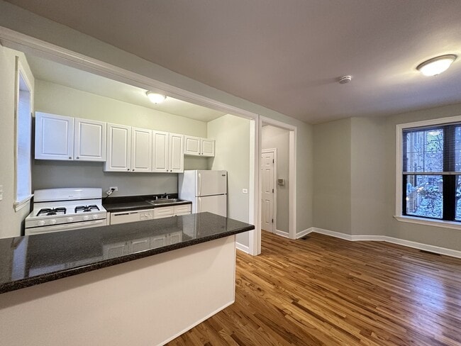 Building Photo - 735 W Barry Ave