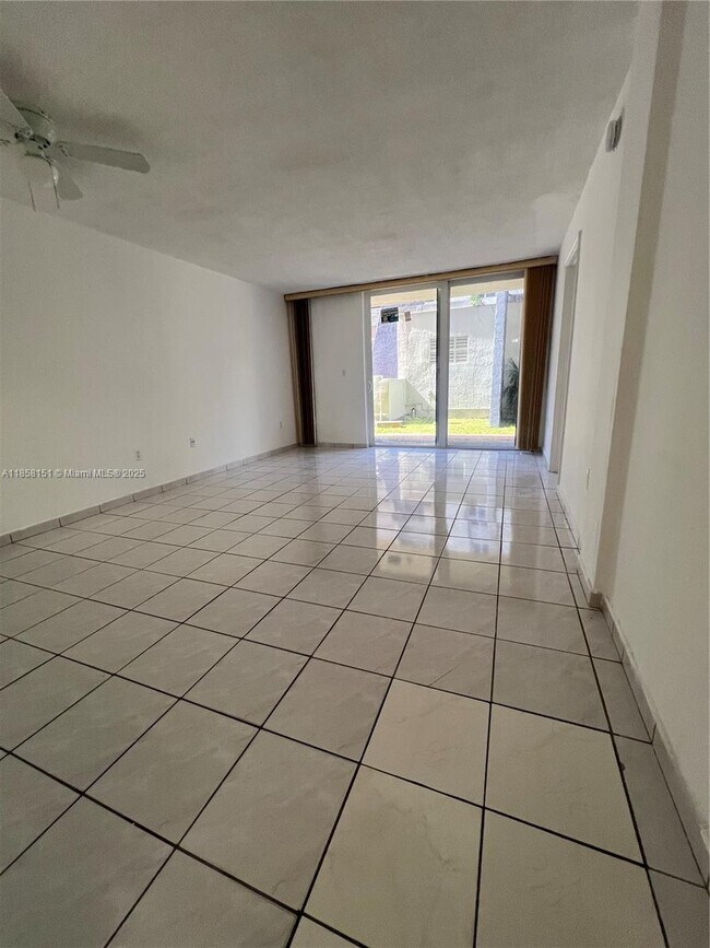 Foto del edificio - 10000 NW 80th Ct