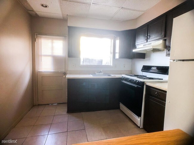 Building Photo - 3 br, 1 bath House - 1517 S Dover St