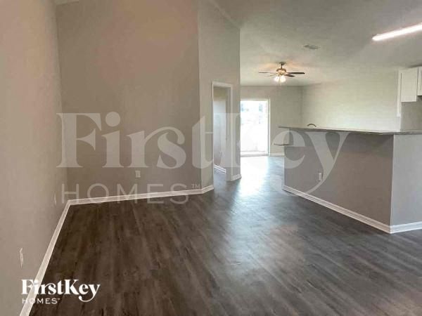 Building Photo - 242 Lady Diana Dr