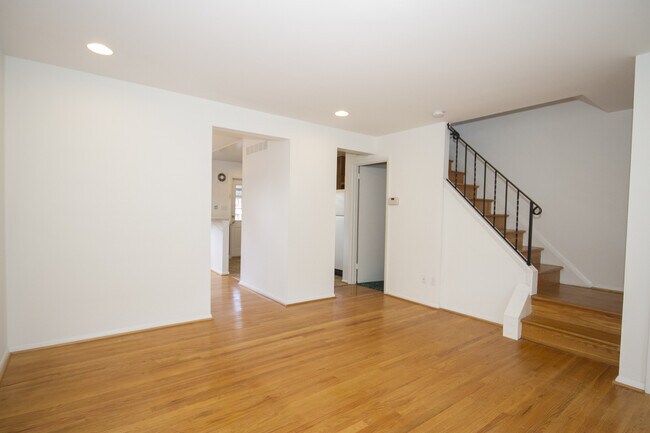 Building Photo - Welcome to this lovely 3bd 1.5bth home!