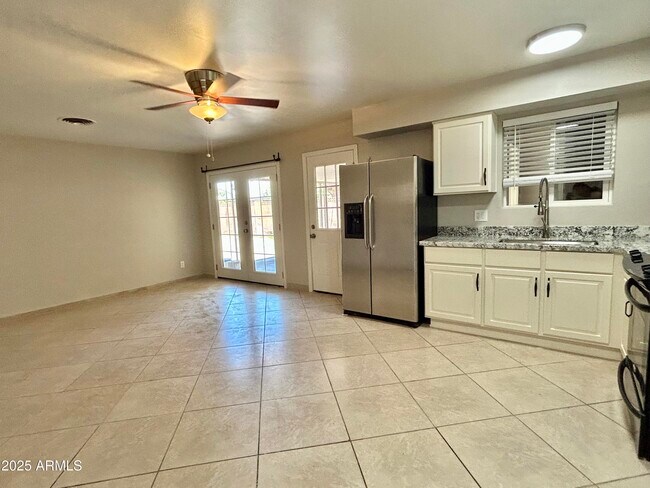 Building Photo - 4024 W Las Palmaritas Dr
