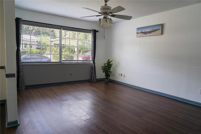 Building Photo - 904 E Crenshaw St