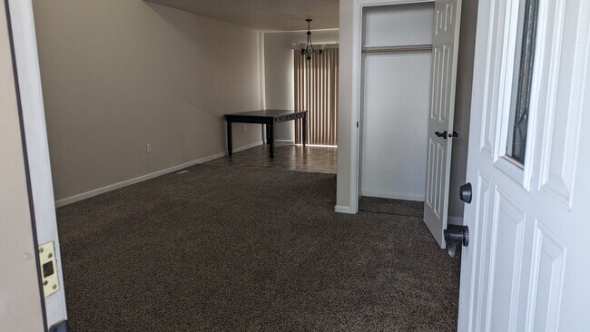 Building Photo - 3 Bed 2.5 Townhome
