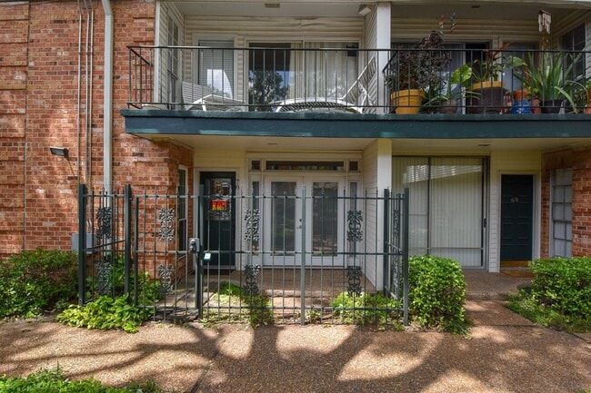 Building Photo - NICE 2 BEDROOM 1.5 BATH CONDO IN GREENWAY PLAZA