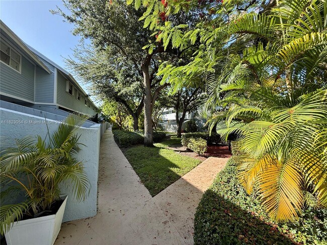 Foto del edificio - 798 Crandon Blvd