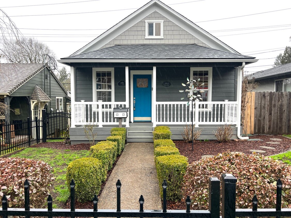 Primary Photo - Darling Renovated Immaculate 2 bedroom, 1 ...