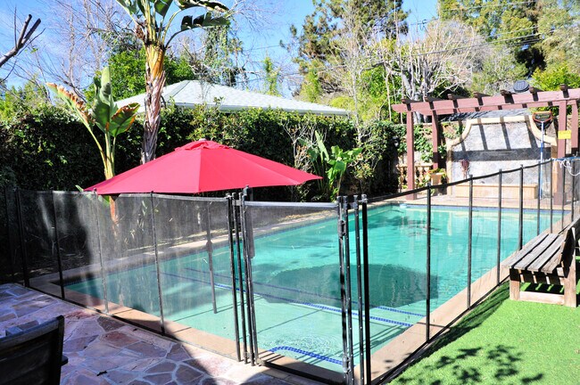 Shared Pool - 12207 Addison St