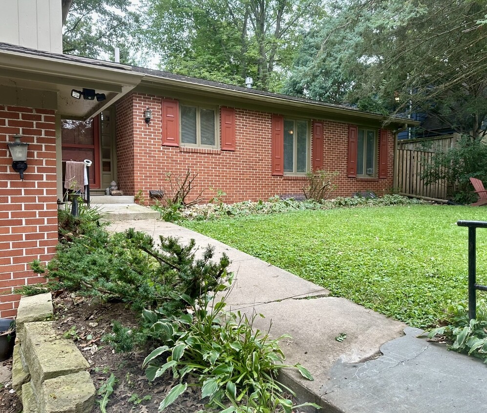 Primary Photo - 440 Magowan Ave