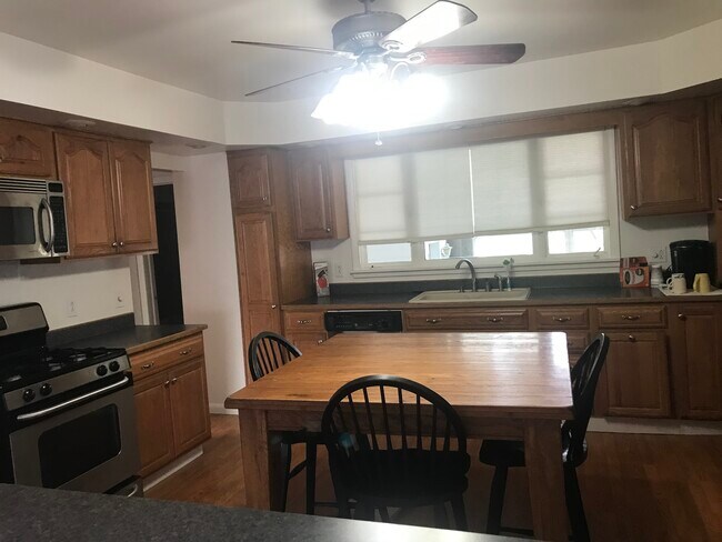 Kitchen - 213 Bellew Ave N