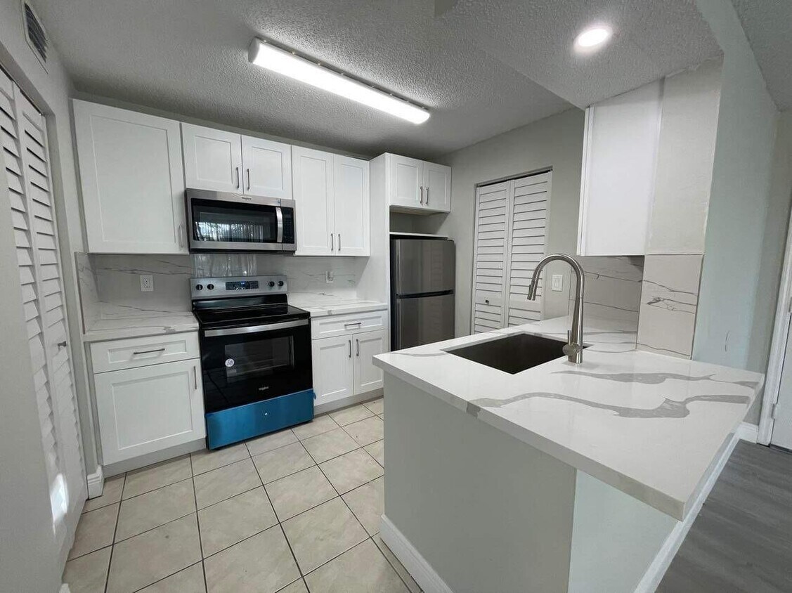 Foto principal - 4055 W McNab Rd