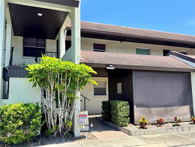 Foto del edificio - 1100 E Bay Dr