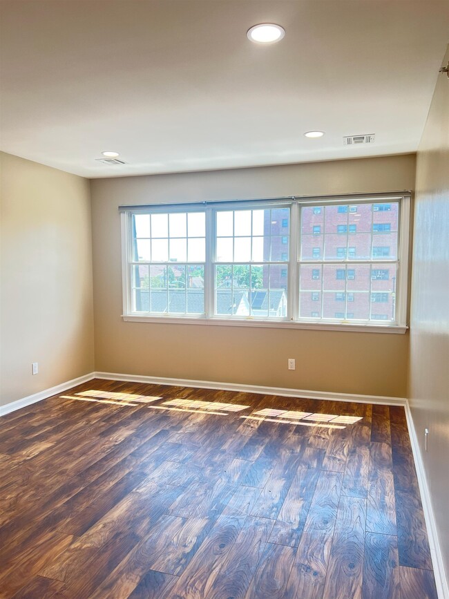 Building Photo - 131 Clinton Pl