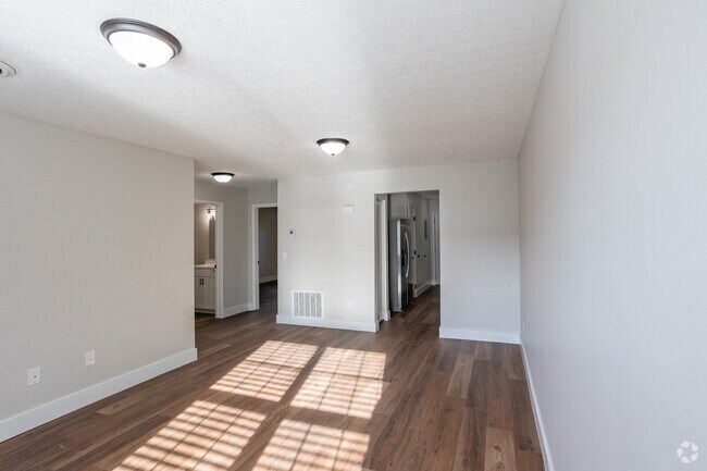 2 habitaciones, 1 baño - 850 pies cuadrados - Sala de estar - Sunnydale Acres